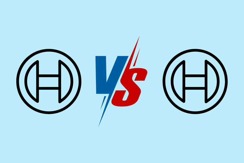 Zwei identische Logos mit einem roten und blauen VS dazwischen auf hellblauem Hintergrund. Bosch Wärmepumpe im Vergleich.